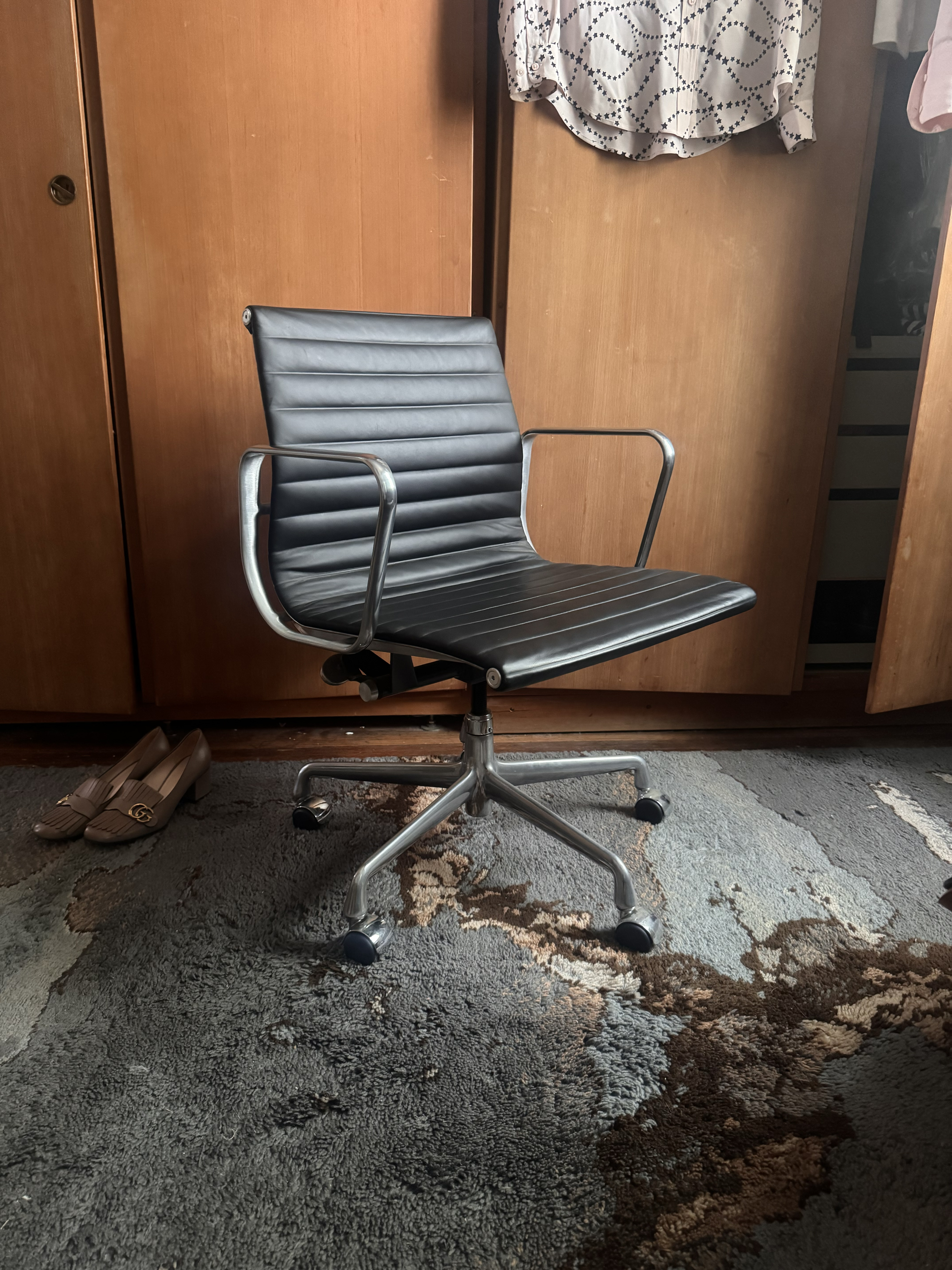 EA 335 desk chair